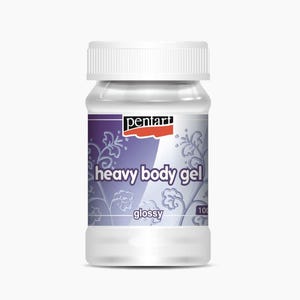 Op de afbeelding: Een witte plastic fles met een rood en wit etiket waarop "pentart heavy body gel glossy 100ml" staat.