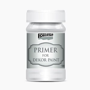 Puede incluir: Una botella de plástico blanca de imprimación para pintura de decoración. La botella está etiquetada con "Primer for Dekor Paint" y tiene una etiqueta plateada con la palabra "pentart". La botella es de 100 ml.
