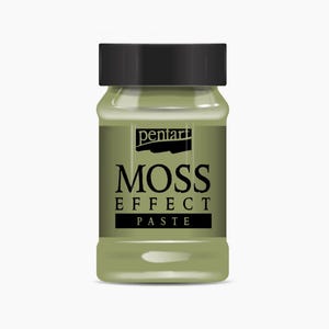Könnte beinhalten: Ein Glas Pentart Moss Effect Paste. Das Glas ist olivgrün mit einem schwarzen Deckel. Das Etikett trägt die Worte "MOSS EFFECT PASTE" in einer fetten, serifenlosen Schrift. Der Markenname "pentart" befindet sich oben auf dem Etikett.