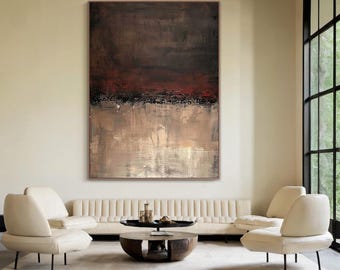 Puede incluir: Gran pintura abstracta con una superficie texturizada. La obra presenta una sección superior marrón oscuro, una sección media roja y una sección inferior beige. La pintura cuelga sobre un sofá y sillas color crema en una sala de estar moderna.