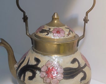 Kleine indische Messing-Teekanne, Vintage-Emaille-Teekanne, Blumenmuster, Holzgriff