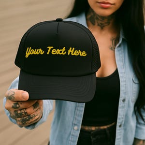 Benutzerdefinierte Trendy Foam Trucker Hat Ihr Text bestickte Kappe Benutzerdefinierte Bday Geschenk Personalisierte Weihnachtsgeschenk Sommer Accessoire Geschenk für Ihn Sie
