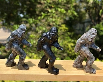 手彫りの宝石ビッグフットの置物：ユニークなワイルドマンの装飾品（3.1インチ）