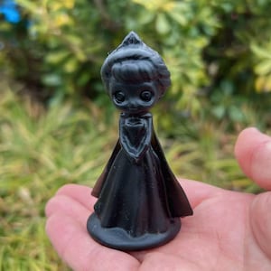 Scultura in ossidiana artigianale: statuetta di bambina mistica (8,1 cm)