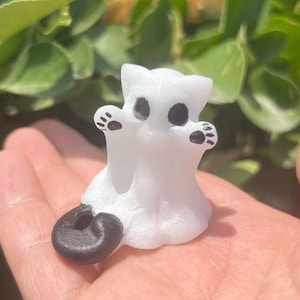 Marble Ghost Cat Figurine: Spooky Halloween Decor