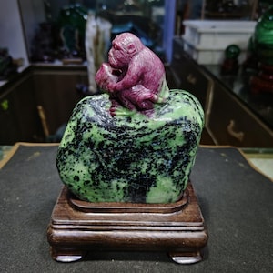 1.8kg Hand-Inlaid Ruby Zoisite Monkey Sculpture  - Intricately Carved Spiritual Art, Unique Home Decor with Wooden Stand