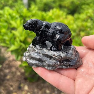 Hand carving Obsidian Bear Figurine – Hand-Carved Animal Totem on Yooperlite Base – Ocean Spirit Animal Gift – Polar bear Desk Decor