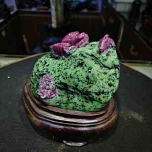 2.65kg Enchanted Harmony Ruby Zoisite Crabs and fish Sculpture with Coiled Wooden Pedestal  Vibrant Emerald Green care