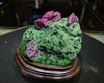 Escultura de Zoisita Rubi: Pedra Verde Esmeralda Esculpida à Mão com Pedestal de Madeira