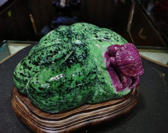 Escultura de tartaruga em zoisita rubi: arte esculpida em pedra preciosa