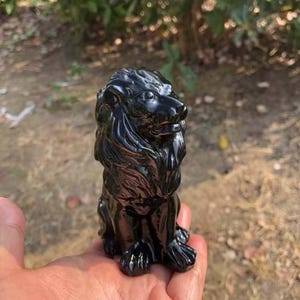 Statue de lion en obsidienne sculptée à la main : figurine animal en pierre naturelle (4 pouces)