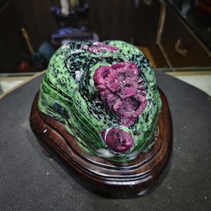 5.15kg Enchanted Harmony Ruby Zoisite Crabs and fish Sculpture with Coiled Wooden Pedestal  Vibrant Emerald Green care
