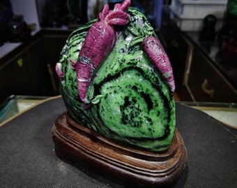 Sculptuur ruby zoisiet: gesneden groentemotieven, walnootbasis (4,3 kg)
