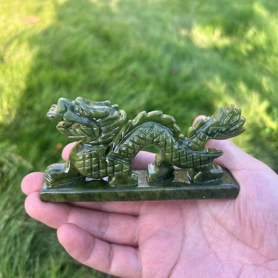 手彫りの緑の龍の石の置物 | 風水の富と保護の装飾 | 幸運の龍の彫刻