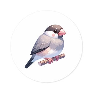 Op de afbeelding: Een ronde sticker met een gestileerde illustratie van een rijstvogel met een donkergrijze kop, een lichtgrijs lichaam en een lichtroze snavel. De vogel heeft een kleine roze wangvlek en zit op een bruine houten tak tegen een witte achtergrond.