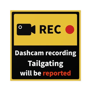 Puede incluir: Un letrero rectangular amarillo y negro con la palabra "REC" y un icono de cámara. El letrero dice "Dashcam recording Tailgating will be reported" en texto blanco y rojo.