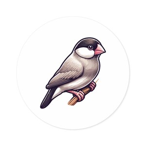Op de afbeelding: Een ronde sticker met een rijstvogel met een zwarte kop, witte wangen en een lichtgrijs lichaam. De vogel heeft een roze snavel en roze pootjes en zit op een kleine bruine tak. De illustratie is afgebeeld tegen een effen witte achtergrond.