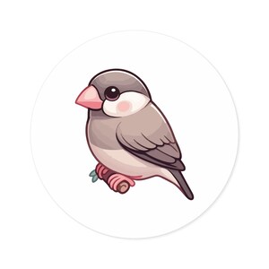 Op de afbeelding: Een ronde sticker met een cartoonillustratie van een rijstvogel met een grijze kop, witte wangen en een lichtroze snavel. De vogel zit op een kleine bruine tak, weergegeven in een strakke stijl met zachte schaduwen en duidelijke lijnen.
