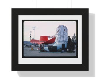 Fotografía vintage retocada, enmarcada, de 1977, de la gasolinera Hat n' Boots, estilo americano de carretera.