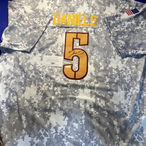 &quot;Jayden Daniels Washington Kommandanten signierte signierte benutzerdefinierte &quot;&quot;Salute to Service&quot;&quot;, 2XL Jersey mit COA.&quot;