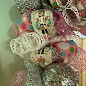 Kerstslinger, notenkrakerslinger, grillige kerstslinger, mantelslinger trapslinger, kerstdecor, winterdecor