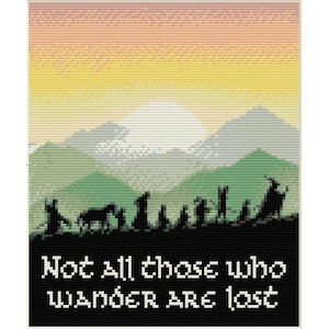 Könnte beinhalten: Kreuzstich-Kunstwerk, das eine Berglandschaft mit einem Sonnenuntergangshimmel zeigt. Silhouetten von Figuren gehen unten entlang, mit dem Text "Not all those who wander are lost" in Weiß.