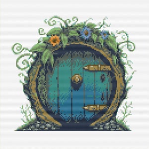 Può includere: Una porta in legno blu con dettagli in ottone è inserita in una struttura rotonda, marrone, simile a un albero. La struttura è ricoperta da viti verdi e fiori.