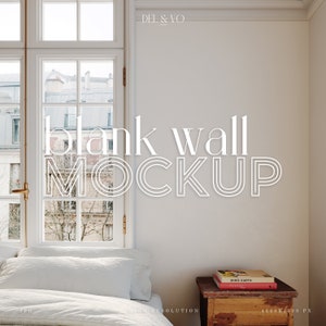 Może przedstawiać: Makieta białej ściany w sypialni z łóżkiem, stolikiem nocnym i książkami. Ściana jest pusta i gotowa do Twojego projektu. Tekst "blank wall MOCKUP" jest napisany na ścianie na biało. Obraz ma rozdzielczość 4000 x 2500 pikseli.