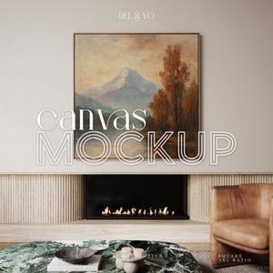 Op de afbeelding: Vierkant canvas mockup met een landschapsschilderij van een berg en bomen. De woorden "canvas mockup" worden in het wit weergegeven. De scène omvat een open haard, een leren fauteuil en een marmeren salontafel.