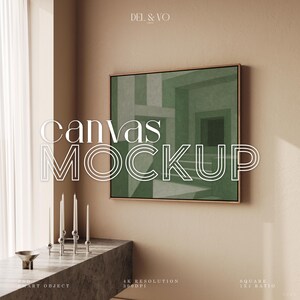 Può includere: Un mockup di tela quadrato con un design astratto verde, incorniciato in legno, è appeso a una parete beige. Il testo "canvas MOCKUP" è sovrapposto all'immagine. A sinistra c'è una finestra con una tenda bianca. Sotto la tela ci sono candele e una ciotola decorativa.