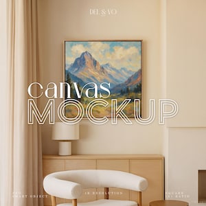 Könnte beinhalten: Quadratische Leinwand-Mockup mit einem Berglandschaftsgemälde. Das Gemälde zeigt eine Bergkette mit blauen, orangefarbenen und grünen Farbtönen. Die Worte "canvas MOCKUP" sind über dem Bild. Die Szene umfasst einen weißen Stuhl und einen Holzschrank.