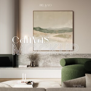 Puede incluir: Escena interior moderna con una gran obra de arte en lienzo que muestra una pintura de paisaje. Las palabras "canvas mockup" están superpuestas. También se ven un sillón verde y una mesa de centro con decoración.