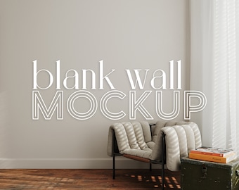 Peut inclure: Une maquette de mur blanc avec une chaise et un petit coffre vert sur lequel sont posés des livres. Le texte "blank wall MOCKUP" est écrit sur le mur. L'image est de 4000x4500 pixels.