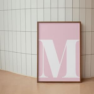 Póster con la letra M Póster con la letra M Decoración de pared con la letra M Arte de pared con la letra M Arte con monogramas para imprimir Impresiones para guarderías con la letra M Arte inicial con la letra M en rosa