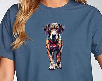 Op de afbeelding: Een blauw T-shirt met een kleurrijke illustratie van een hond. De hond is een Bloodhound met een rood hartje aan zijn halsband.
