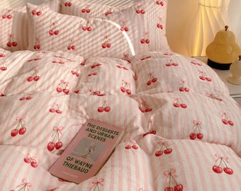 Conjunto de capa de edredom rosa com estampa de cerejas, roupa de cama listrada com laço de cereja, capa de edredom, conjunto de edredom para quarto de estudante, decoração feminina para quarto, decoração de cama feminina, presente