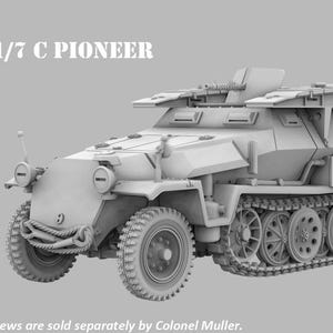 Könnte beinhalten: Ein graues Modellfahrzeug SDKFZ 251/7 C PIONEER im Maßstab 1/56 - 28mm. Das Halbkettenfahrzeug verfügt über Vorderräder, hintere Ketten, seitliche Staufächer und einen Dachträger. Der Text auf dem Bild lautet SDKFZ 251/7 C PIONEER, scale 1/56 - 28mm, und The crews are sold separately by Colonel Muller.