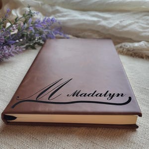 Personalisiertes Lederbuch - Individuell graviertes Notizbuch mit Ihrem Logo oder Namen