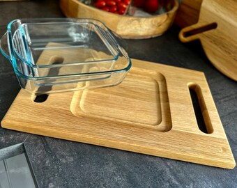Planche de service en bois de chêne avec deux plats de cuisson en verre antitache, utilisable comme dessous de verre ou planche à découper