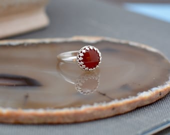 Ring i sterlingsilver med mörk karneol