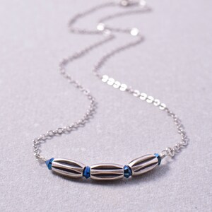 Zierliche Silber Bar Halskette mit drei Rohr Reis Perlen und blauen Swarovski-Kristallen