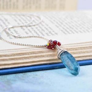Ruw gesneden blauw Aura Quartz Crystal en rode Tsjechisch glas zilver ketting