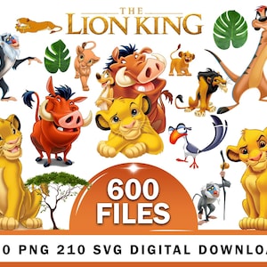 Può includere: Una collezione digitale di personaggi de Il Re Leone tra cui Simba, Pumbaa, Timon, Rafiki e Zazu, con foglie tropicali e un albero. La grafica include il testo THE LION KING, 600 FILES, 400 PNG 210 SVG DIGITAL DOWNLOAD.