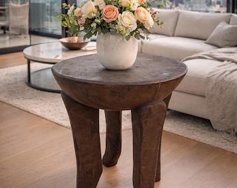 Taburete de madera africana: decoración de interiores de África occidental.