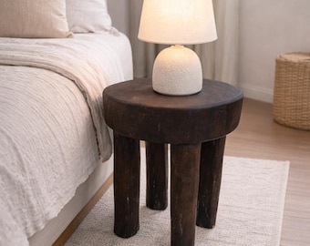 Taburete de madera africana: decoración de interiores de África occidental.