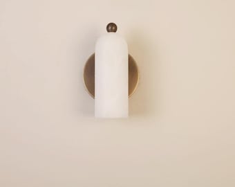 Aplique de pared de alabastro - Latón envejecido de mediados de siglo - Aplique de pared de latón macizo