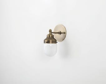 Aplique de pared clásico con globos de vidrio estriado, acabado en latón envejecido de mediados de siglo, lámpara de pared de latón macizo, modelo SC0092.