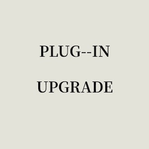 Peut inclure: L'image affiche les mots "PLUG--IN" au-dessus de "UPGRADE" dans une police noire et grasse. Le texte est centré sur un fond beige clair.
