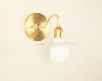 Aplique de pared de latón macizo de estilo mediados de siglo, con pantalla blanca perlada.