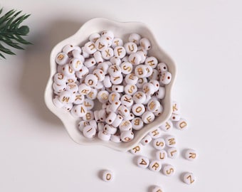 100 pezzi di perline bianche con lettere dorate da 7 mm, perline in acrilico con lettere dell'alfabeto, perline piccole, perline con lettere ABCD, perline per la creazione di gioielli A0206